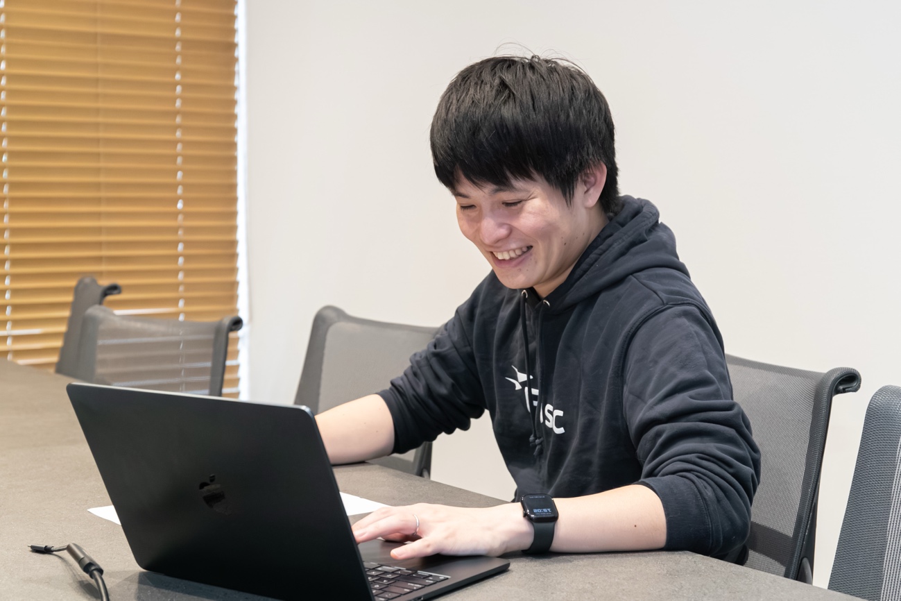 ノートPCで作業するFusicの吉野雅耶さん