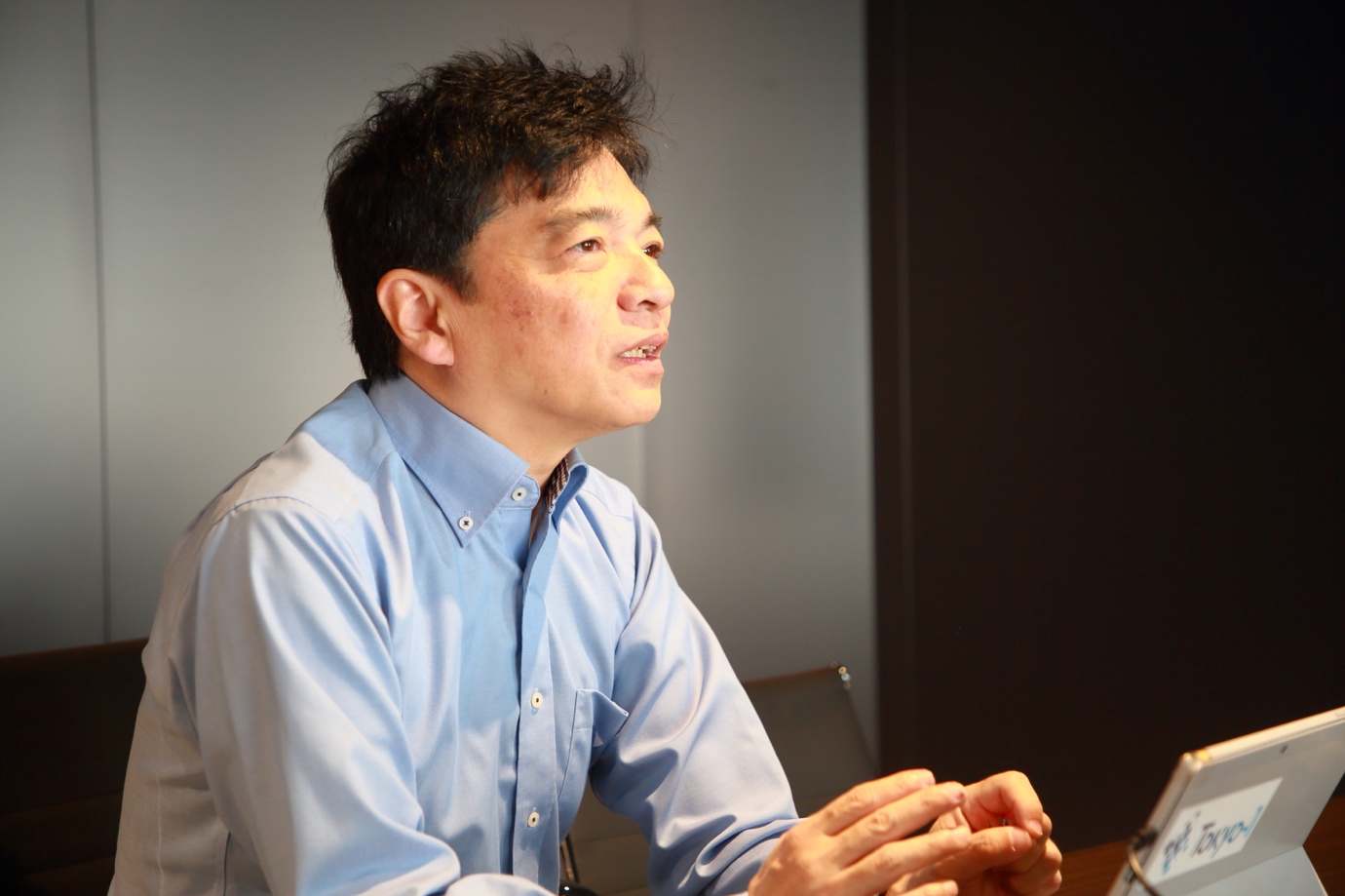 取材中の氏原一哉さん