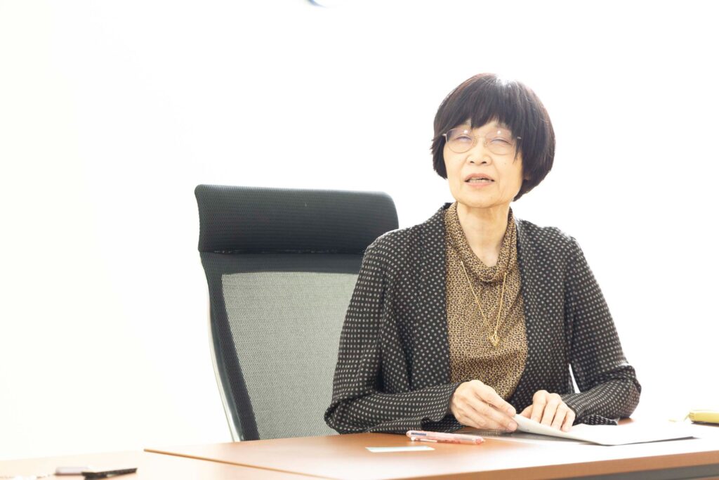 取材中に説明する相澤彰子先生
