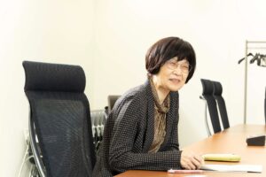 取材中の相澤彰子先生