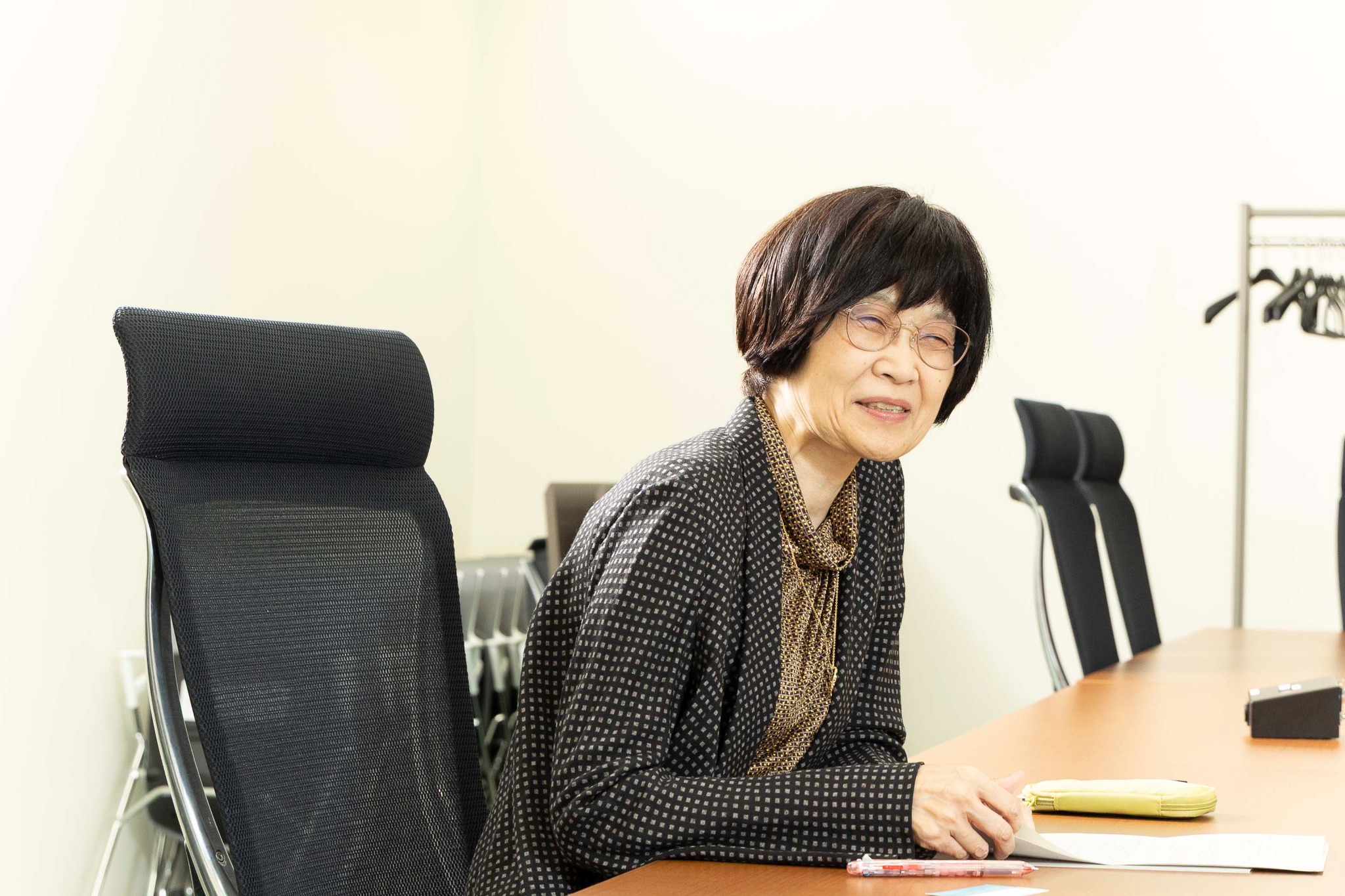 取材中の相澤彰子先生