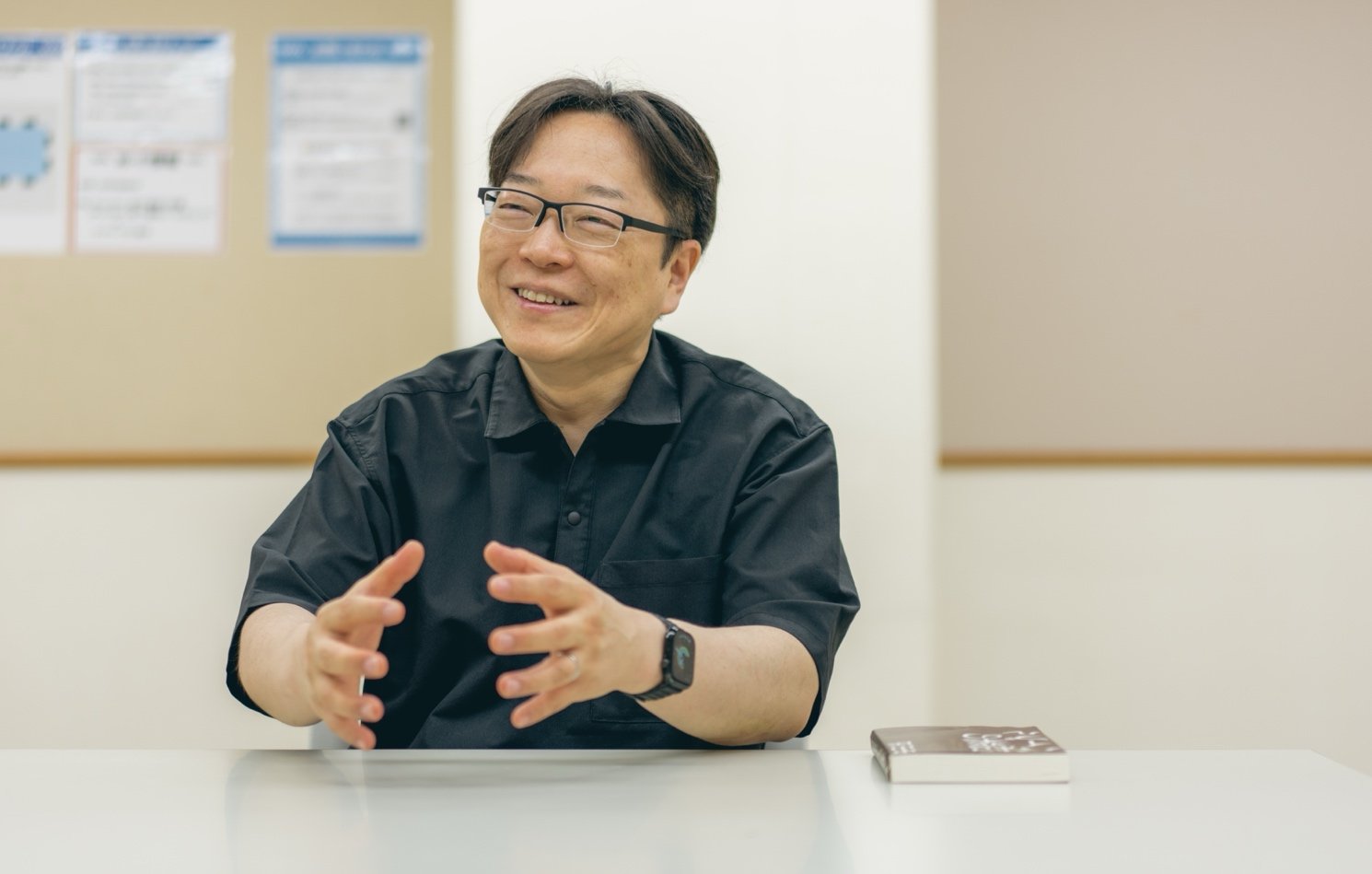 取材中に話す岡本稔さん