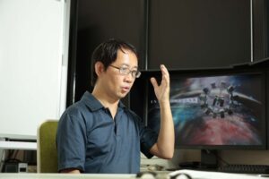 取材中の山崎詩郎先生。背後の画面には映画『インターステラー』の映像
