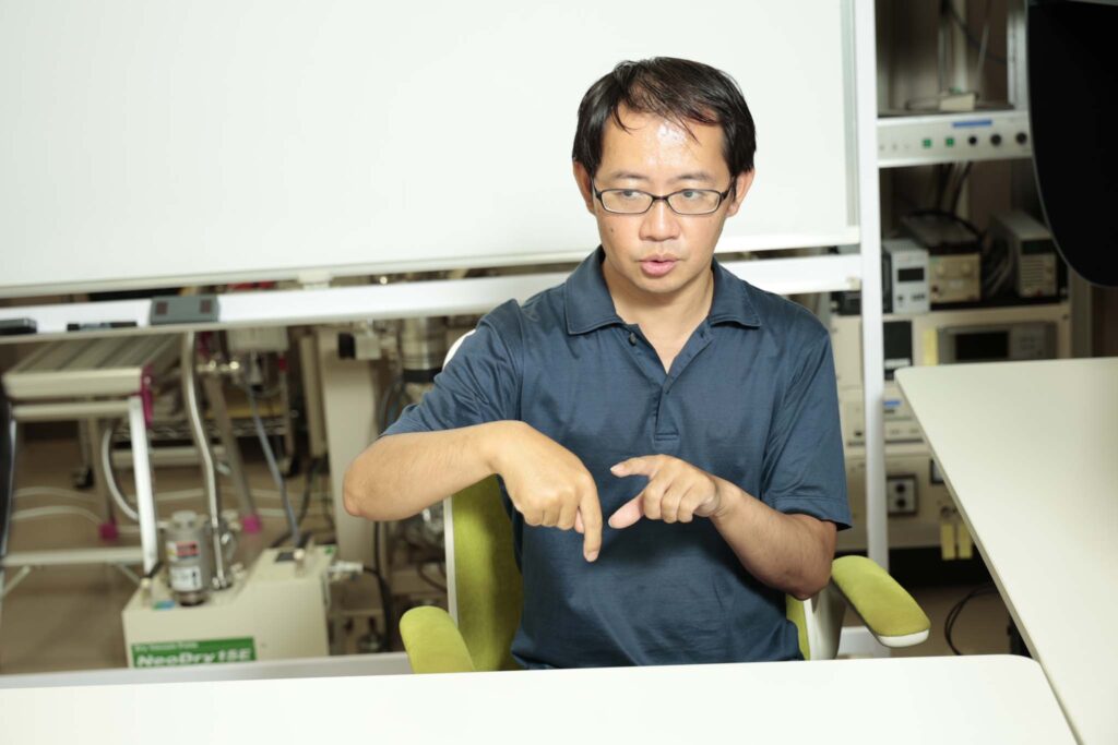 取材中の山崎詩郎先生。身振りを交えて物理を説明している
